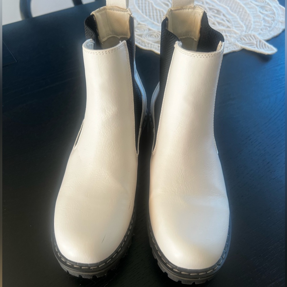 “To be Honest” white boots to make your fall outfit look awesome.